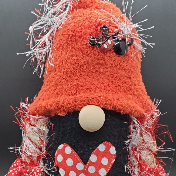Heart Love Girl Gnome - Picture 1 of 4